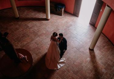 Novios en la entrada de la bodega durante boda en Zaragoza