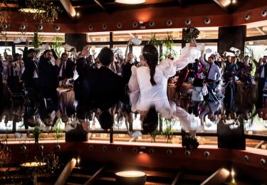 Novios entrada al salon en bodas en Zaragoza