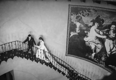 Novios en escalera entrada bodega en boda Zaragoza