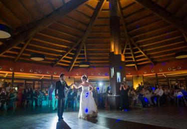 Apertura del baile de bodas por los novios en la finca