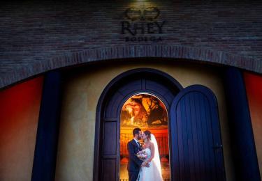 Entrada en las bodegas de la finca durante boda en Zaragoza